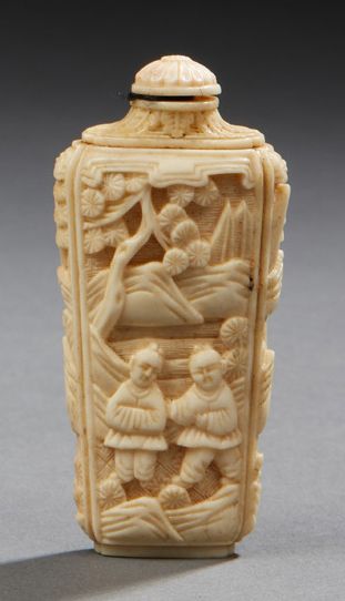 CHINE Ivory snuff bottle carved on each side with animated scenes of characters.
Late...