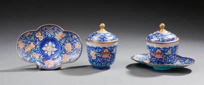 CHINE Pair of covered cups and their display stand of oblong shape in Peking enamels...
