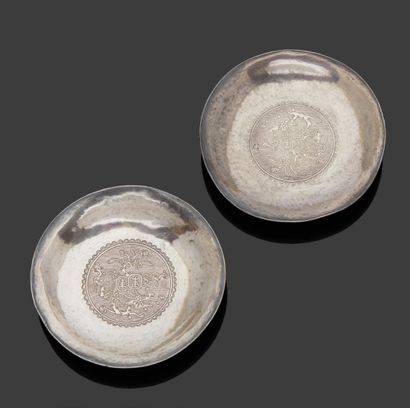 ASIE Two silver dishes incised with a central motif.
Around 1900.
Diameter : 9,5...