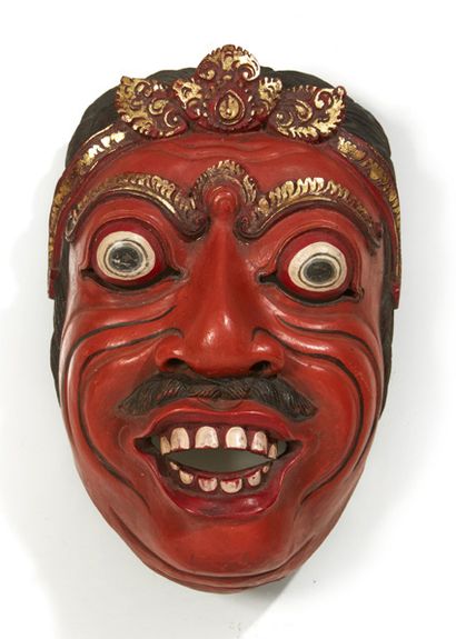 JAPON Masque de théatre en bois sculpté et laqué rouge.
XIXe siècle.
H. : 21 cm
