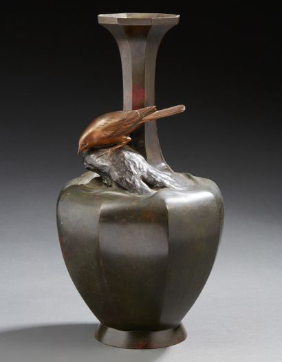 JAPON Vase en bronze faceté à motif d'un oiseau branché.
Epoque meiji, fin XIXe siècle.
H....