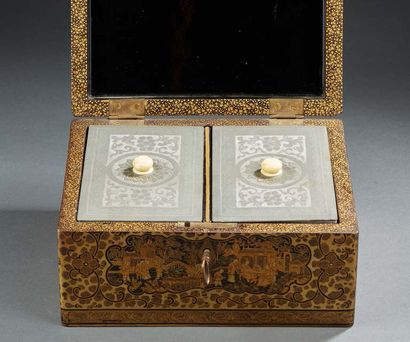 CHINE A black lacquered and gilded wood rectangular tea box decorated with palace...