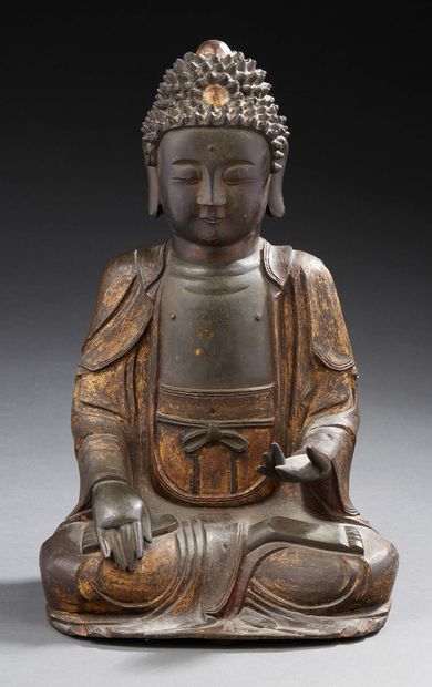 CHINE Figurine en bronze à patine brune et traces de dorures représentant un bouddha...