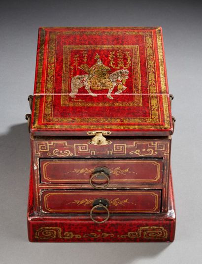 CHINE Cabinet de voyage en bois laqué.
XXe siècle.
Dim. : 17 x 23 cm