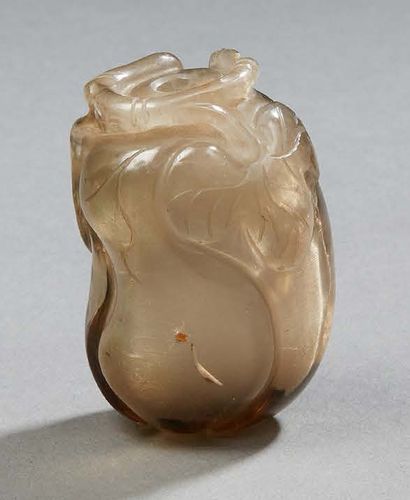 CHINE Rock crystal snuff bottle in the shape of a fruit.
H. : 6 cm (two cracks)