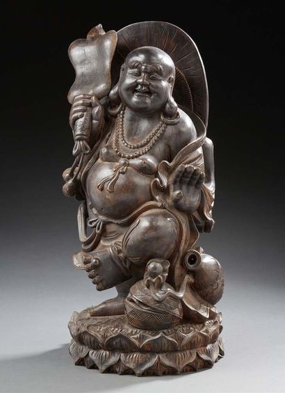 CHINE Figurine en bois sculpté représentant un Putaï debout sur un socle lotiforme,...