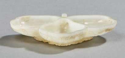 CHINE Coupelle à trois receptacles en jade clair sculpté à motifs de lotus.
XIXe...