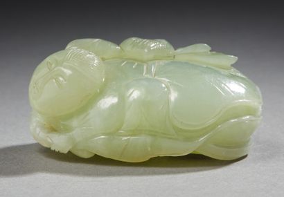 CHINE Sujet en néphrite verte sculpté figurant un enfant couché.
XIXe siècle
Long....