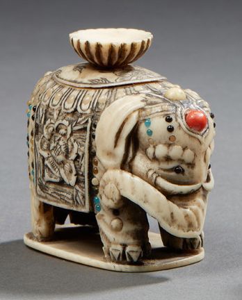 JAPON Carved ivory netsuke representing a harnessed elephant supporting a lotus-shaped...