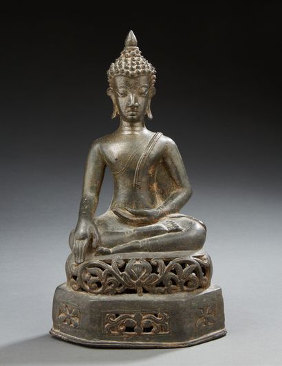 ASIE DU SUD-EST (Laos?) Figurine en bronze à patine brune représentant Bouddha en...