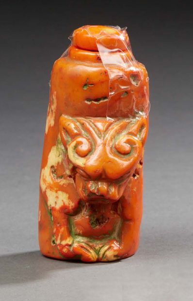 CHINE Small coral snuff box with a chimera head in relief.
XIXth century.
H. : 7...