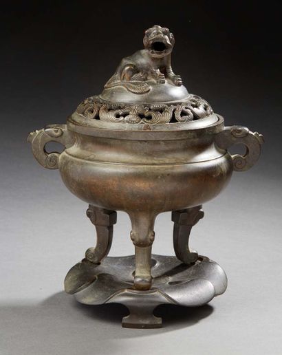 CHINE Tripod incense burner in brown patina bronze, the lid with foliage, the handle...