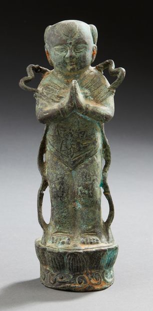 CHINE A green patina bronze figurine representing one of the Hoho twins standing...