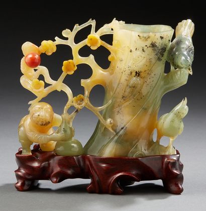 CHINE Groupe en agate sculpté représentant un enfant près d'un prunus en fleur, le...