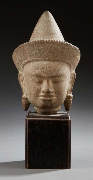 THAÏLANDE Head of a divinity in sculpted stone.
Black wooden base.
H. 20 cm