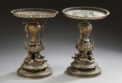 JAPON Pair of bronze altar candlesticks with gallery and figure design. The bodies...