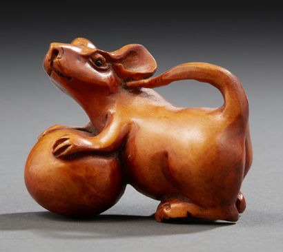 JAPON Netsuké en bois sculpté figurant une souris avec une balle.
Fin XIXe siècle.
H....
