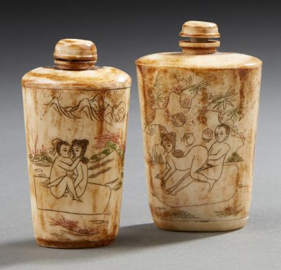 JAPON Two bone snuffboxes with erotic scenes
H. : 8 and 8,5 cm
Weight : 154,6 g