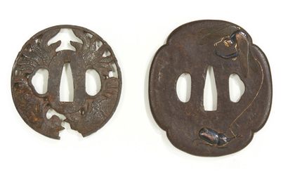 JAPON Two steel tsubas and diananderie.
18th/19th century
Diam.: 7 and 8 cm