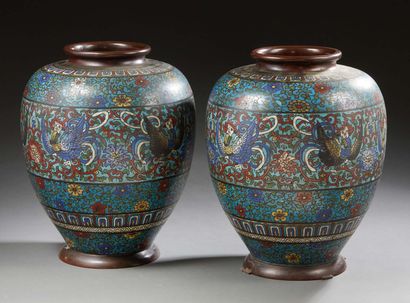 JAPON Paire de grands vases en bronze cloisonné.
Fin XIXe siècle.
H. : 40 cm