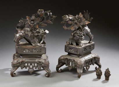 JAPON Deux bougeoirs en bronze à motif de kilins sur des bases ajourés posant sur...