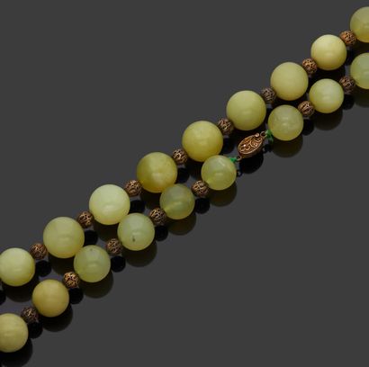 CHINE Collier "chapelet" dit de mandarin composé de 26 grosses perles de jades vertes...