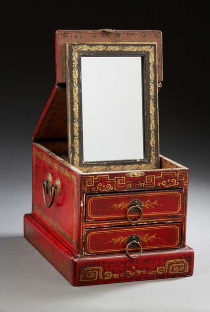 CHINE Lacquered wood travel cabinet.
XXth century.
Dim. : 17 x 23 cm