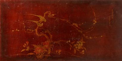 CHINE Red lacquered wood coffee table with golden birds.
Around 1900. .