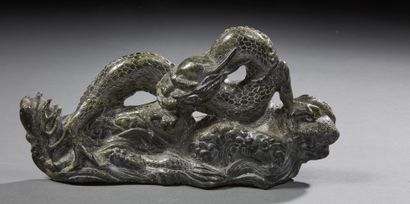 CHINE Hard stone group with an openwork dragon.
XXth century
Length : 26 cm