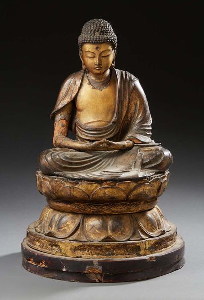 JAPON Grande statuette figurant Bouddha en bois laqué, sculpté et doré.
XIXe siècle.
H....