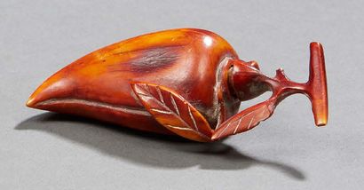 CHINE Ivory snuff bottle with reddish-brown patina in imitation of a longevity peach.
Cantonese...