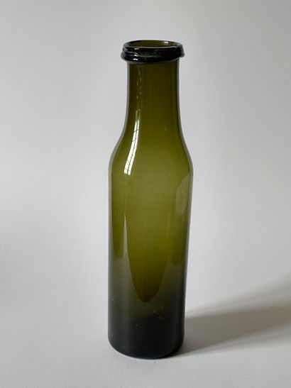 null Bocal à conserves en verre teinte verte. XIXe. H : 33,5 cm ; 745 g.