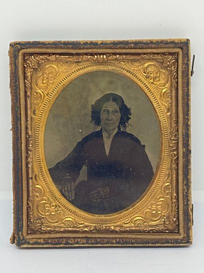 null Dagéréotype représentant une femme.

XIXème siècle

6,8 x 5,5 cm.