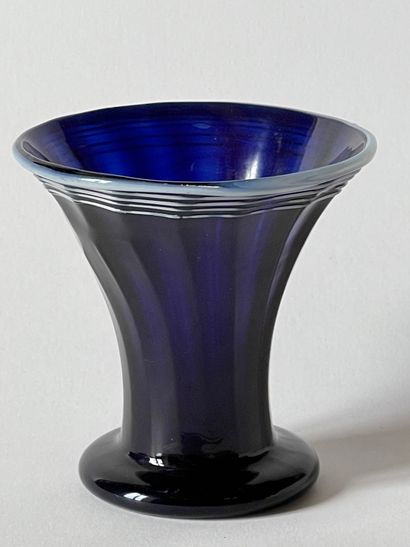 null Goblet en verre bleu, orné de filets blanc. XVIIIe. Normandie ? H : 9,8 cm ;...