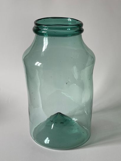 null Grand bocal en verre bleuté. Grand bocal cylindrique léger, en verre bleu-vert....