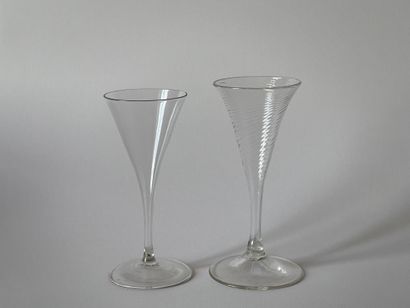 null Deux verres cornets en verre translucide incolore de, de forme dit "impossible",...
