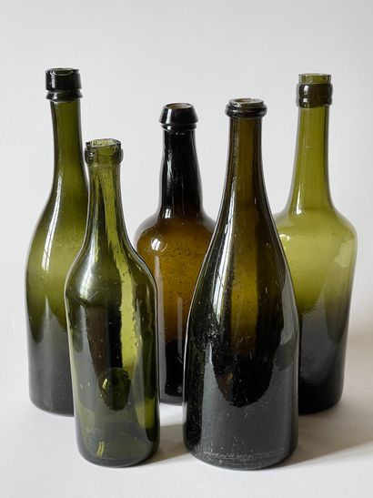 null Ensemble de 8 bouteilles, à calvados, bière, bourgogne… XIXe