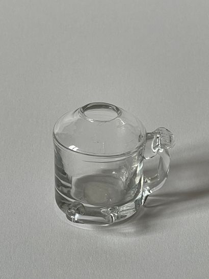 null Petite veilleuse en verre incolore avec anse. XVIIIe. H : 5 cm ; 75 g.