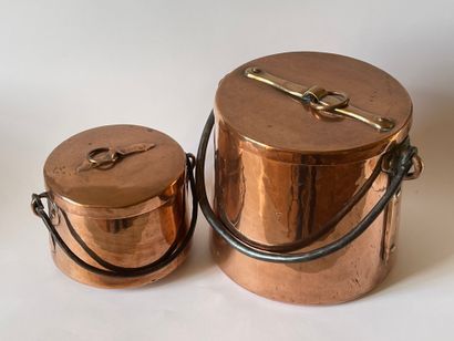 null Deux marmites couvertes en cuivre et fer forgé, dont une rare petite. XVIIIe....