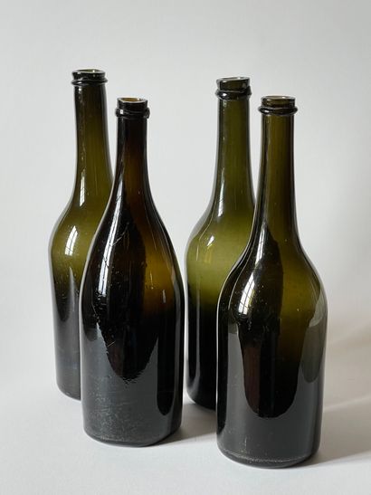 null Série de 4 bouteilles de 700 cl. Première moitié XIXe. H : 30 cm.
