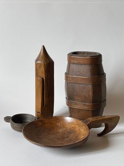 null Ensemble de 4 objets art populaire en bois : tastevin, porte pierre à fusil...