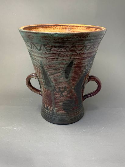 null ACCOLAY 

Important vase en céramique emmaillé abstrait flanqué de deux anses

Signé...