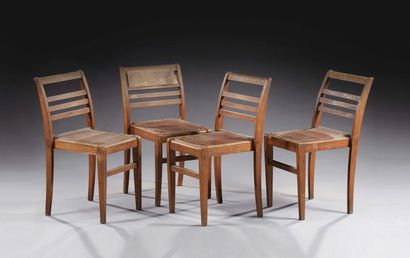 null René GABRIEL (1890-1950)

Suite de quatre chaises en chêne

à dossier ajouré,...