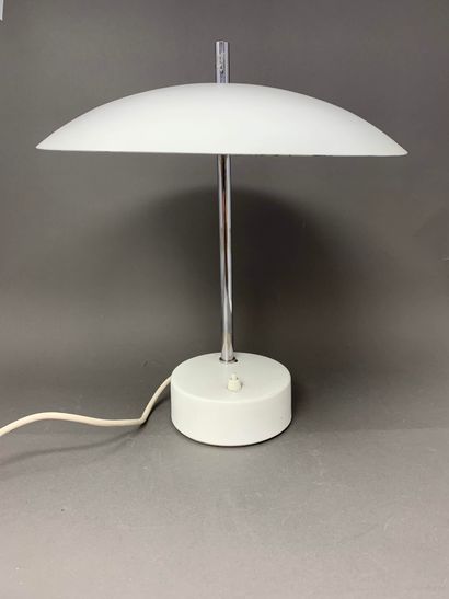 null Pierre DISDEROT (1920-1991)

Lampe a poser modèle 1013 en métal laqué blanc...