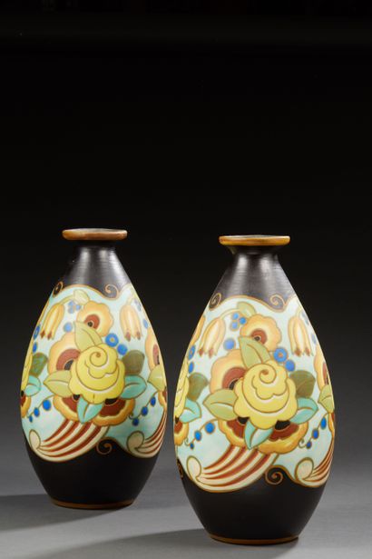 null Paire de vases en céramique polychrome ornés de fleurs stylisées. 

Travail...