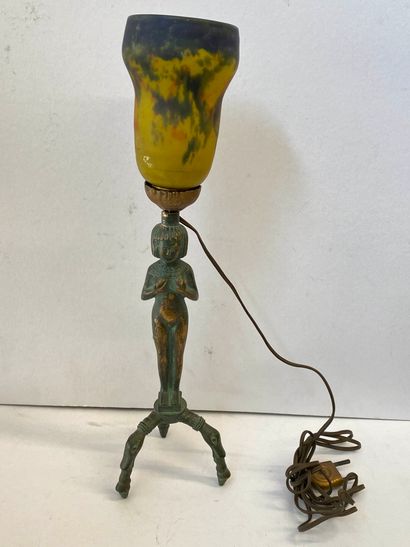null 
Travail 1940

Pied de lampe en bronze à patine verte présentant une égyptienne,...