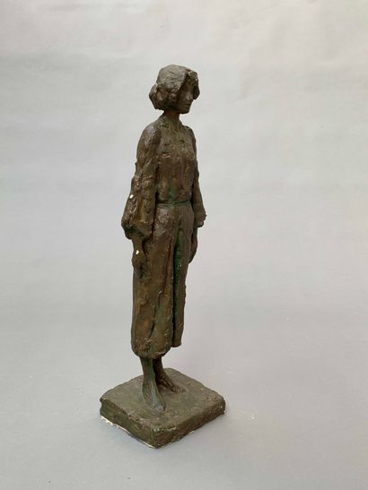 null Travail 1940

Sculpture en plâtre à patine vert antique figurant une femme debout

Elle...