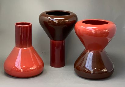 null Travail moderne 

Ensemble de trois vases en céramique emaillée rouge nuancée

Monogrammé...