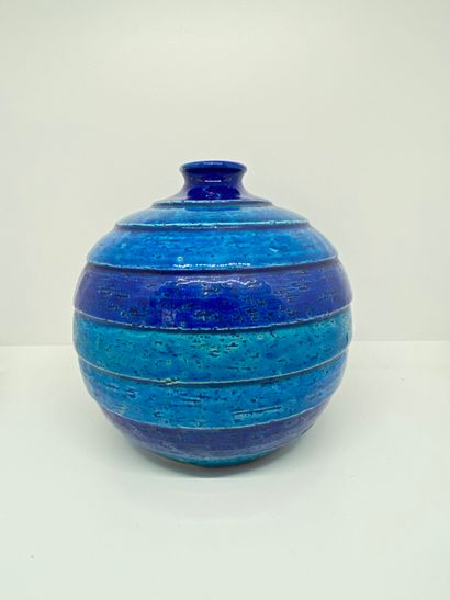 null Vase boule en faïence à glaçure bleue. 

H. : 16 cm