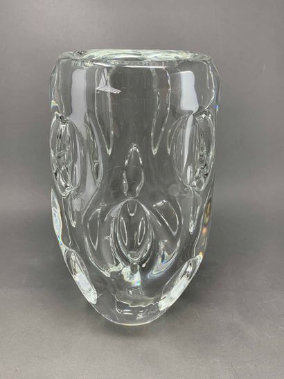 null Cristallerie de SEVRES

Haut vase en cristal à décor géométrique reposant sur...